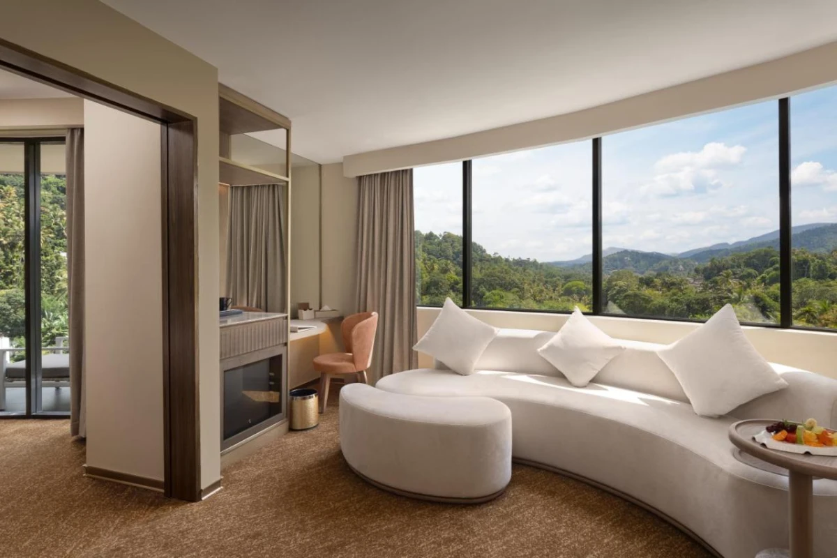 The Golden Crown Hotel - Hotel Photo 18