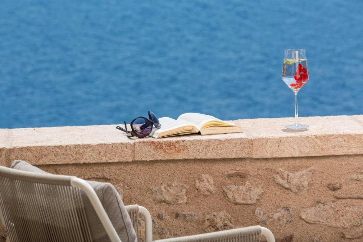 Moni Emvasis Luxury Suites - Hotel Photo 1