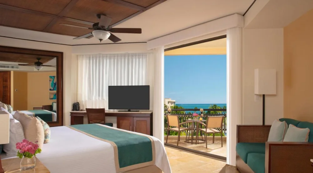 Preferred Club Ocean View with Outdoor Jacuzzi (king Bed) at Dreams Riviera Cancun Resort & Spa