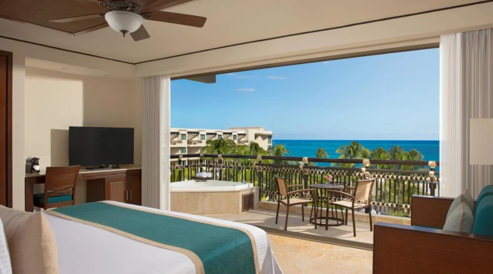 Preferred Club Ocean View and Pool Front with Outdoor Jacuzzi (king Bed) at Dreams Riviera Cancun Resort & Spa