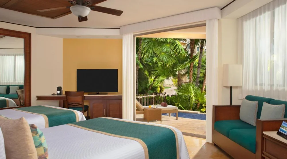 Preferred Club with Plunge Pool and Outdoor Jacuzzi (double Bed) at Dreams Riviera Cancun Resort & Spa