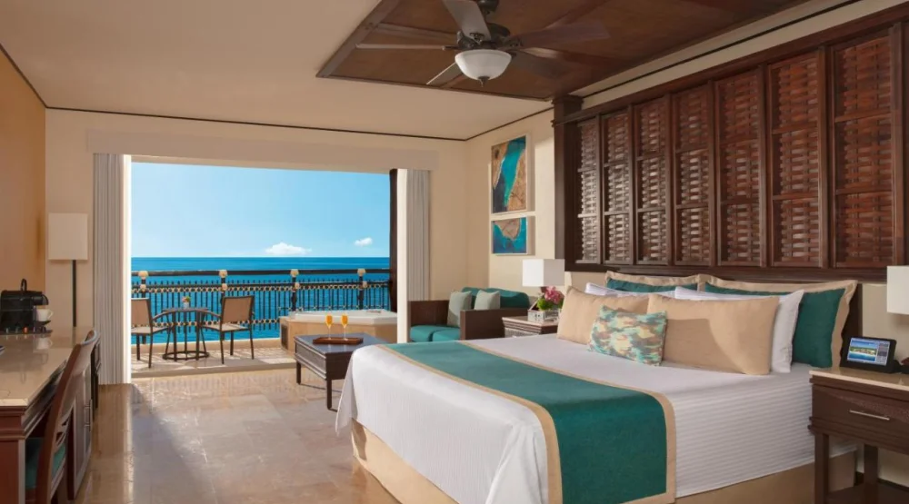 Preferred Club Ocean Front Honeymoon Suite with Outdoor Jacuzzi (king Bed) at Dreams Riviera Cancun Resort & Spa