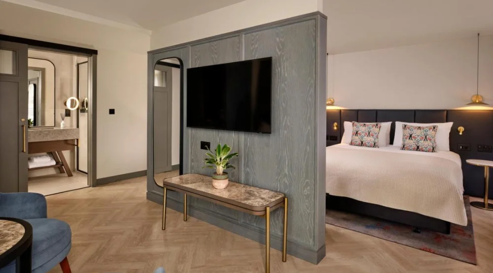 Junior Queen Suite with Balcony at The Reach at Piccadilly, a Tribute Portfolio Hotel