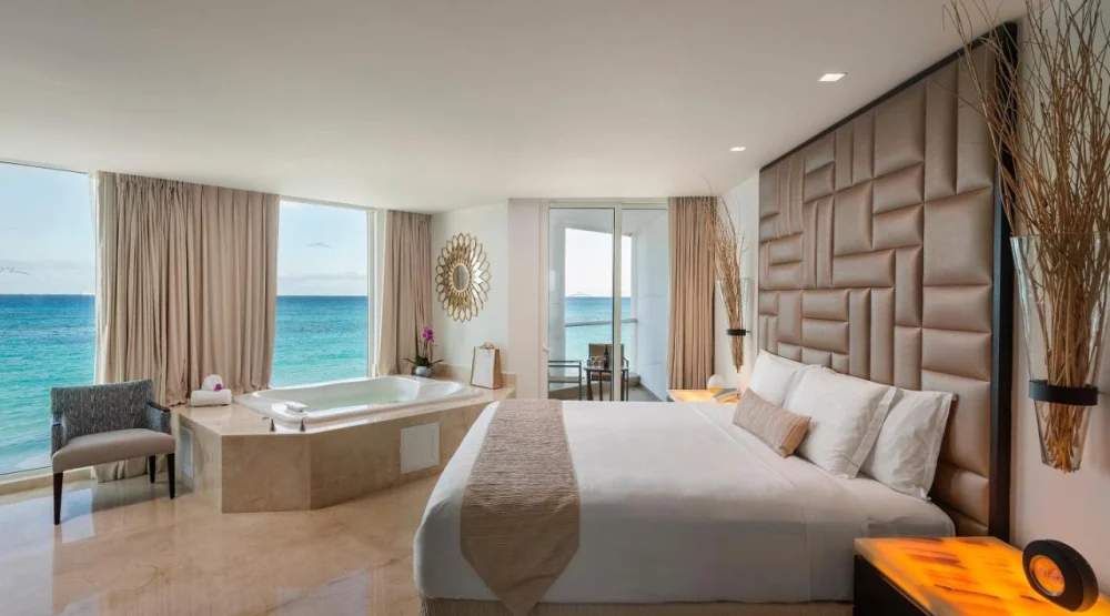 Superior Governor Suite Ocean View - King Size Bed at Playacar Palace