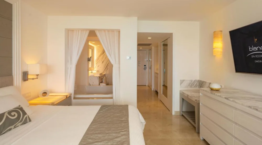 Royal Deluxe Lagoon View at Le Blanc Spa Resort