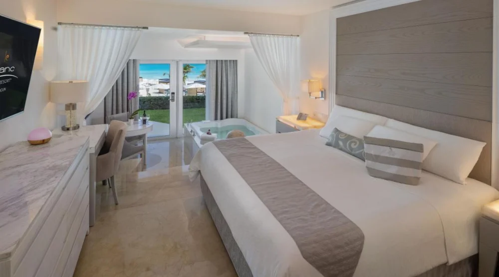 Royal Deluxe Walk Out Suite at Le Blanc Spa Resort