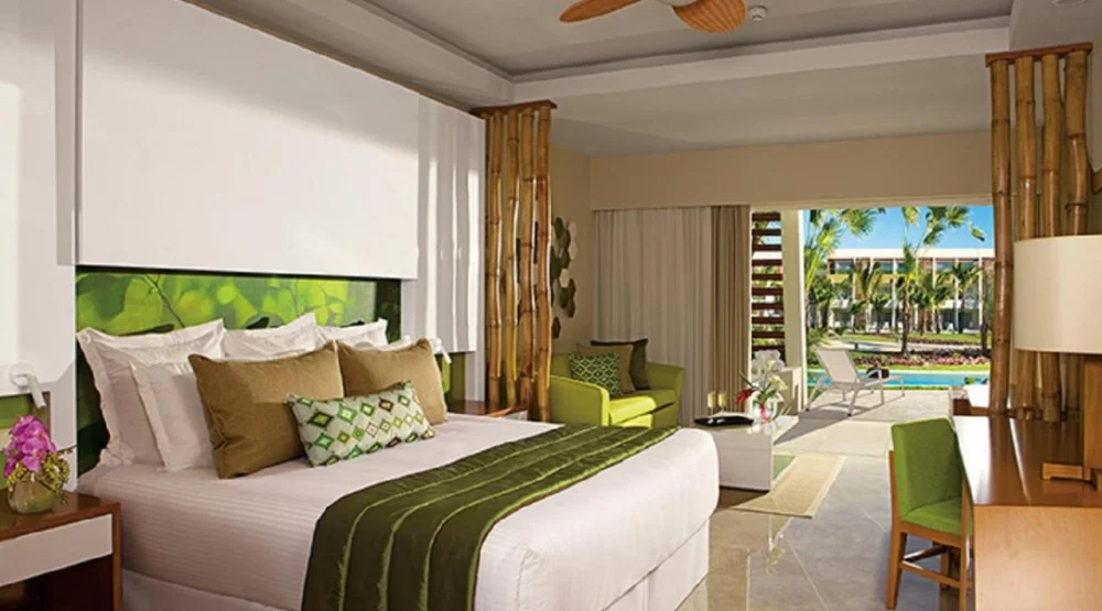 Junior Suite Swim Up at Dreams Onyx Resort & Spa