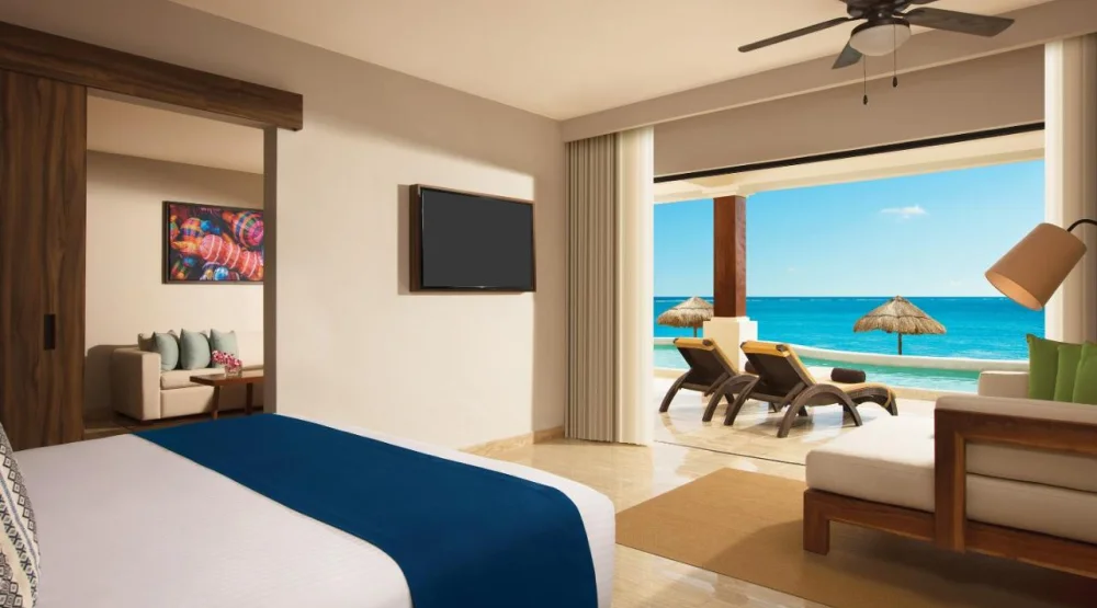 Preferred Club Master King Suite with Swim-out and Ocean Front View at Dreams Sapphire Resort & Spa