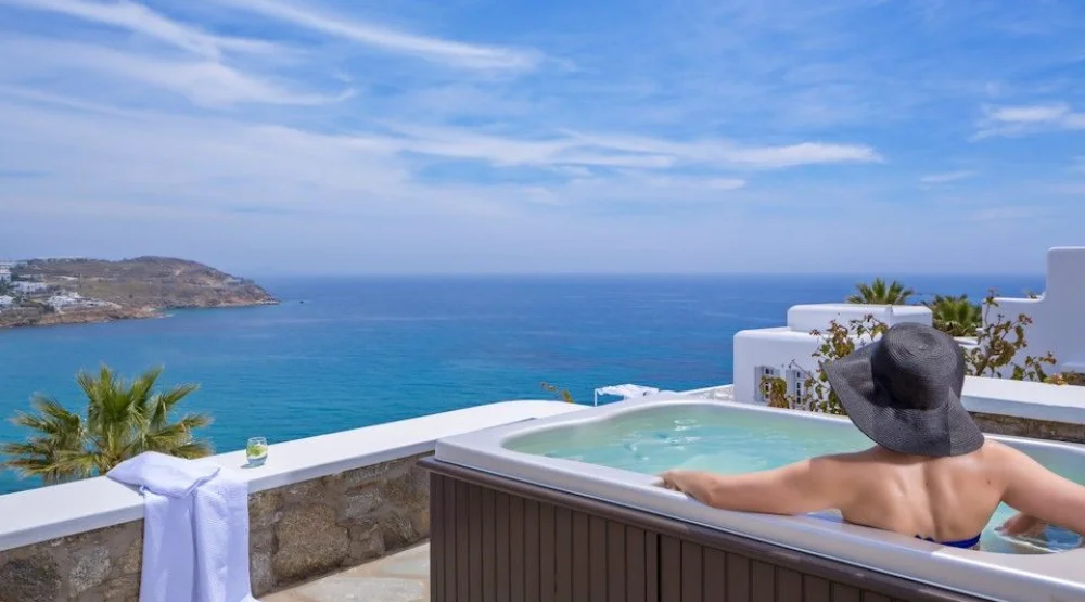Honeymoon Sea View Suite with Outdoor Jacuzzi at Pietra e Mare Hotel