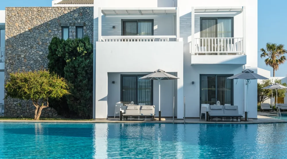 Double Swim Up at Diamond Deluxe Hotel