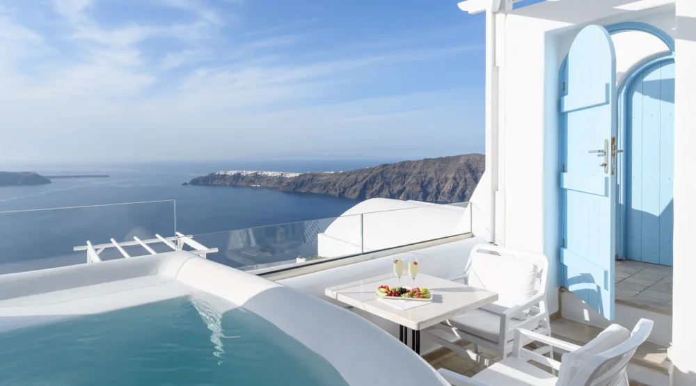 Charm | Outdoor Jacuzzi Suite at Above Blue Suites