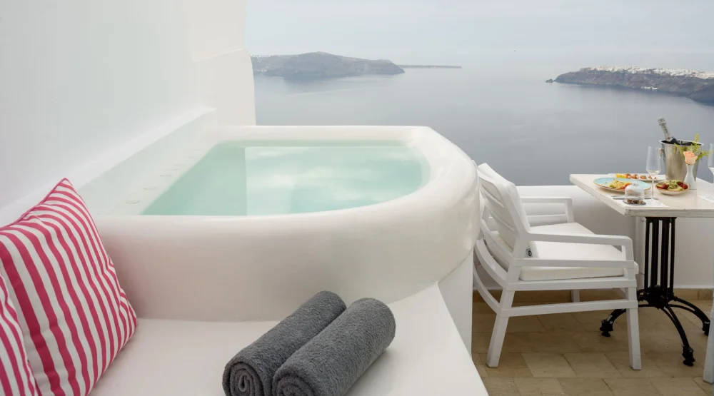 Rose | Outdoor Jacuzzi Suite at Above Blue Suites