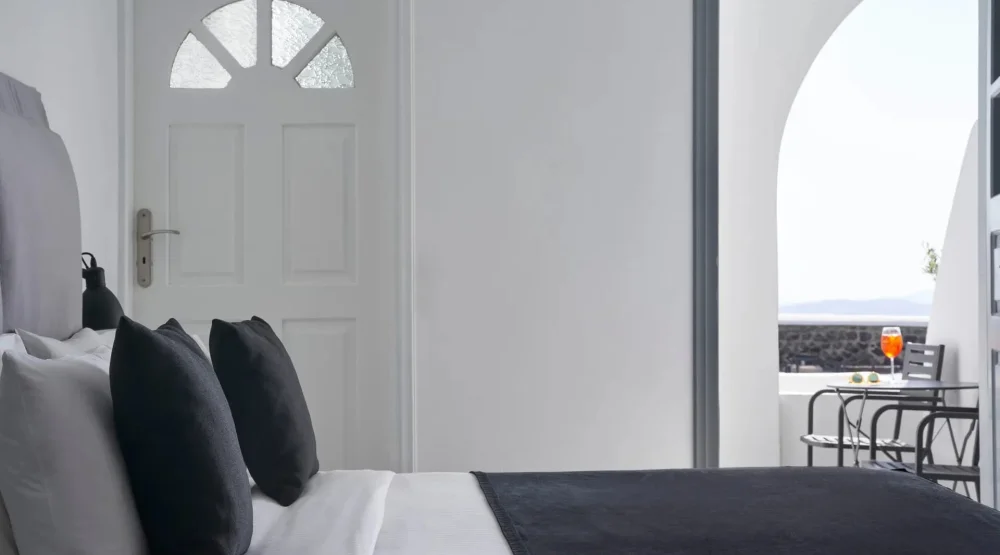 Superior Room with Jetted Tub & Side Sea View 25m² at Mr & Mrs White Oia