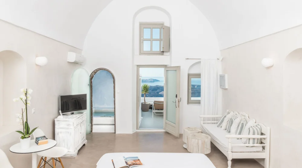 Honeymoon Suite with Hot Tub & Caldera View at On The Rocks Hotel