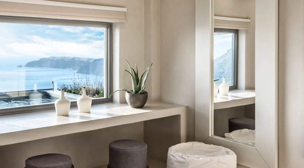 Deluxe Suite with Outdoor Hot Tub and Caldera View at West East Suites