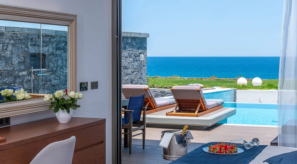 Honeymoon Suite with Private Pool Soulsauna and Gym at Nana Princess Suites & Villas