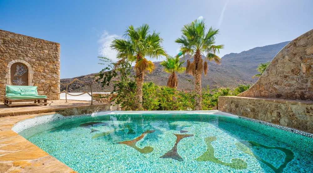 Deluxe Garden View Suite at Calilo Ios