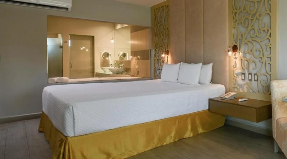 Queen Room at El Dorado Royale