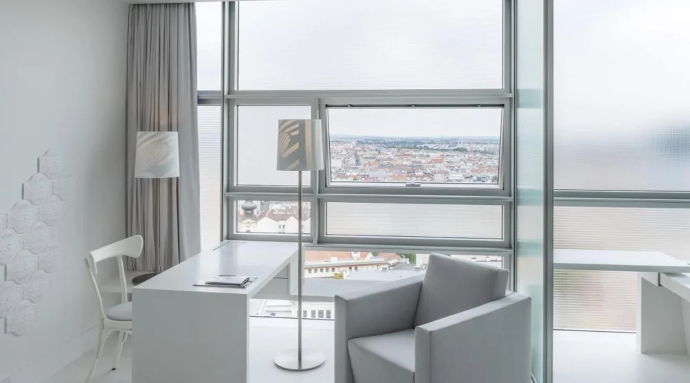 Superior – Ferris Wheel View, Queen Bed at SO Vienna