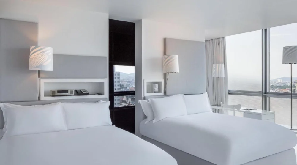 Corner – Ferris Wheel View, Two Queen Beds at SO Vienna