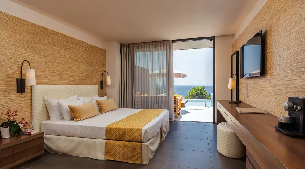 Suite Infinity Pool at White Rocks Hotel