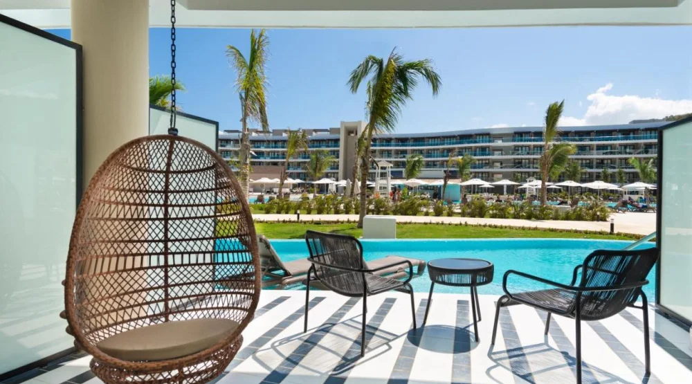 Swim Up Junior Suite at Ocean Coral Spring