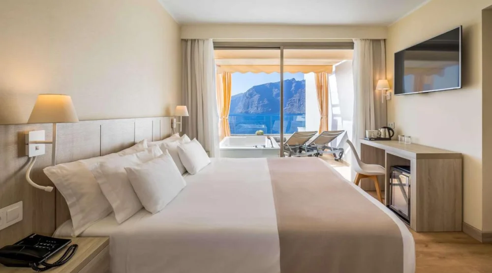 Deluxe Double Room with Sea View and Hot Tub at Barcelo Santiago