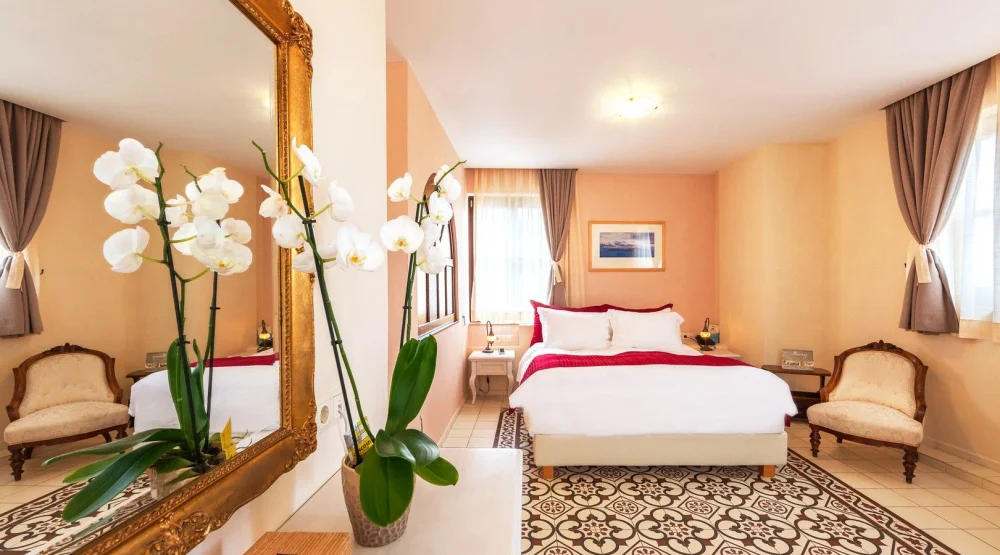 Master Suite with Outdoor Hot Tub  “forms Of Light” at In Camera Art Boutique Hotel