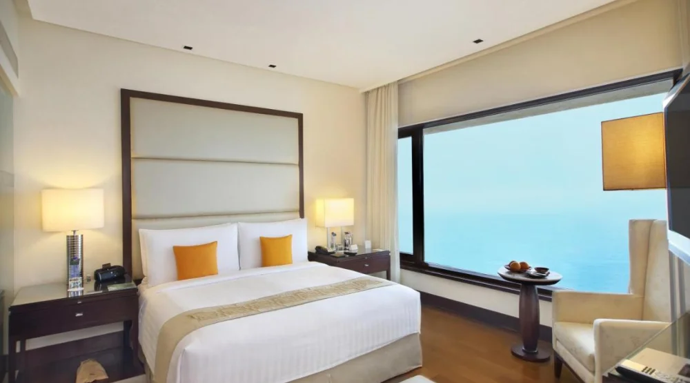 Premier Suite Queen’s Necklace View at The Oberoi Mumbai
