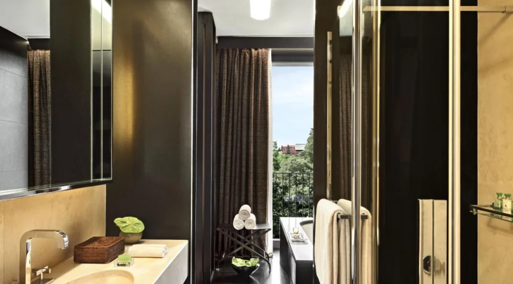 Deluxe, Guest Room, One King at Bvlgari Hotel Milano