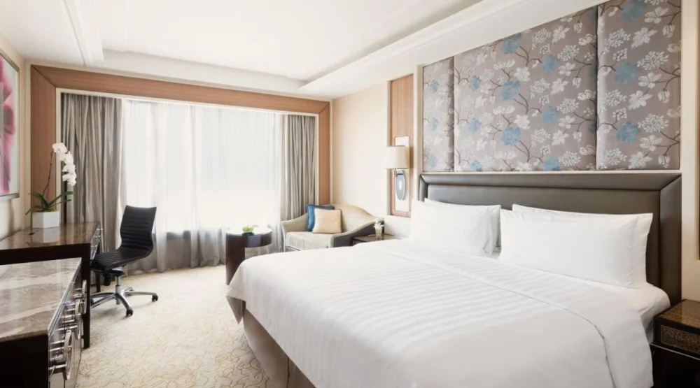 Tower Wing Deluxe King at Edsa Shangri-La Hotel