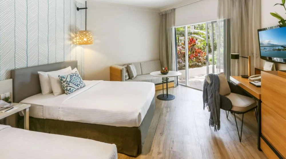 Deluxe Twin Room at Shangri-La Marina Cairns