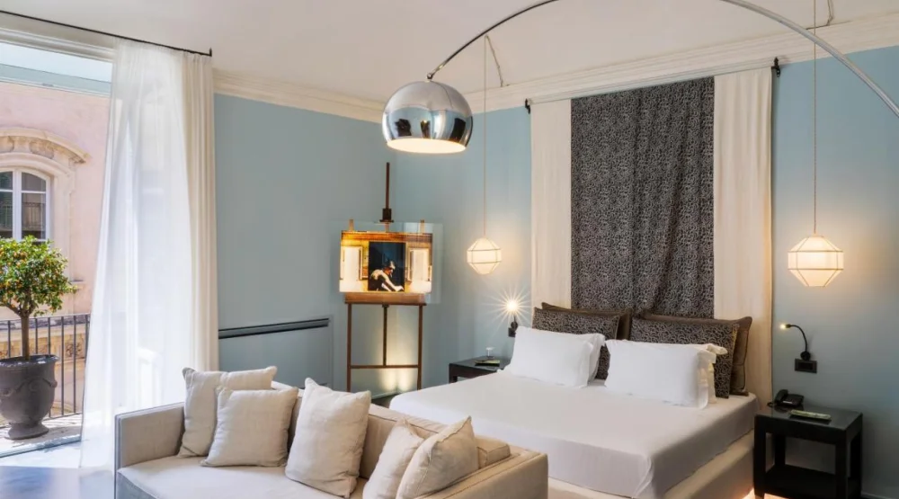 Mini Suite at Q92 Noto