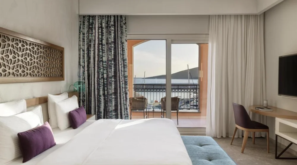 Grand Deluxe Corner Suite Sea View at The Chedi Lustica Bay