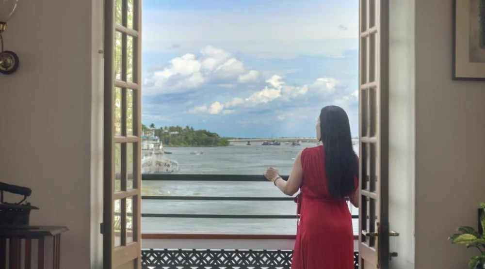 Deluxe Sea Facing Suite with Balcony - Complimentary Sunset Cruise For 45 Minutes at Brunton Boatyard