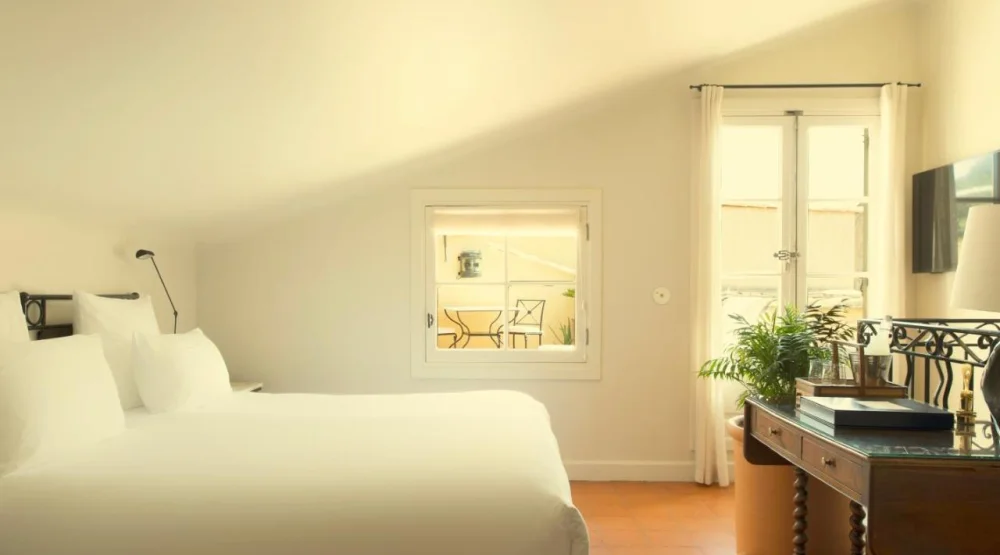 Prestige Tropezian Room with Terrace and Sea View at La Ponche