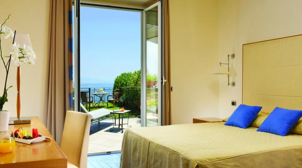 Deluxe Double Room with Sea View and Terrace at Hotel Raito
