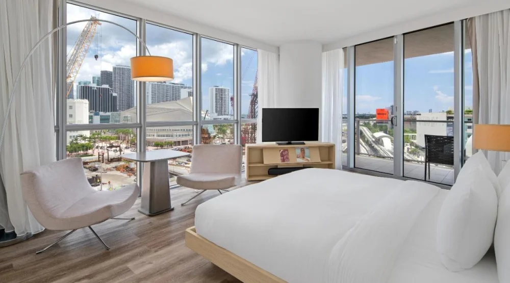 Corner Bay View Jr Suite King with Balcony at The Grayson Miami