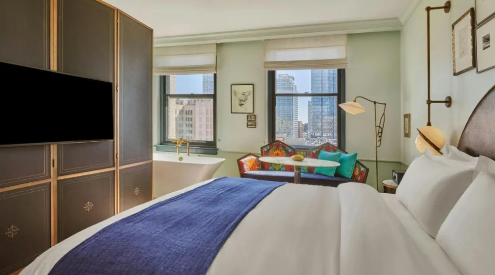 Salon King Room with City View at Hotel Per La Autograph Collection