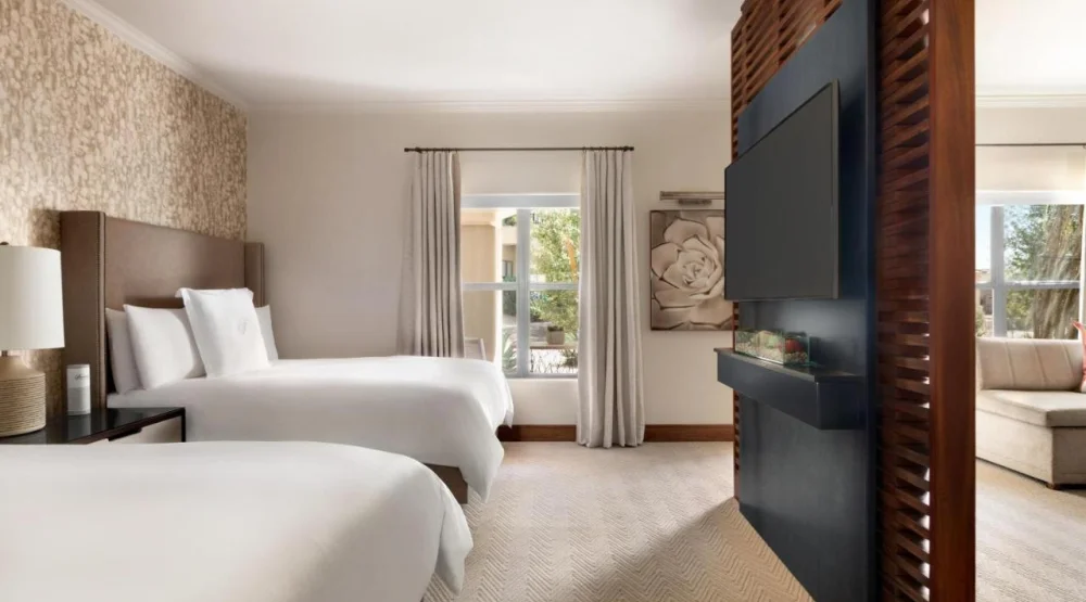 Fairmont Gold Junior Queen Suite with Bath Tub and Patio Or Balcony at Fairmont Scottsdale Princess