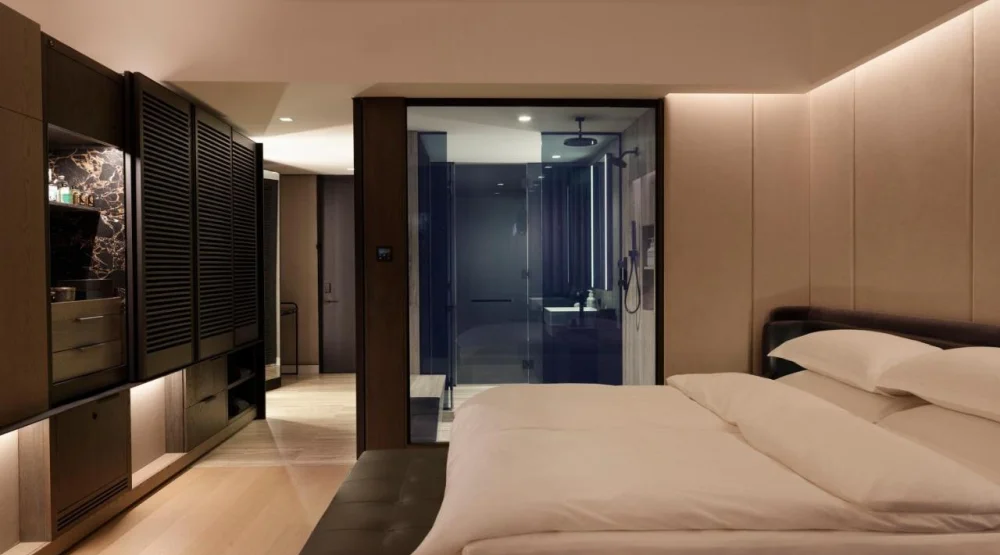 Deluxe Vessel View Guestroom, One King Bed at Equinox Hotel New York