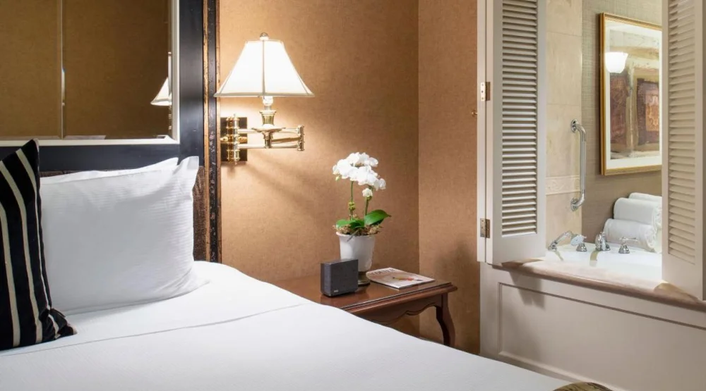 Deluxe Suite - Jacuzzi at Wedgewood Hotel & Spa Relais & Chateaux