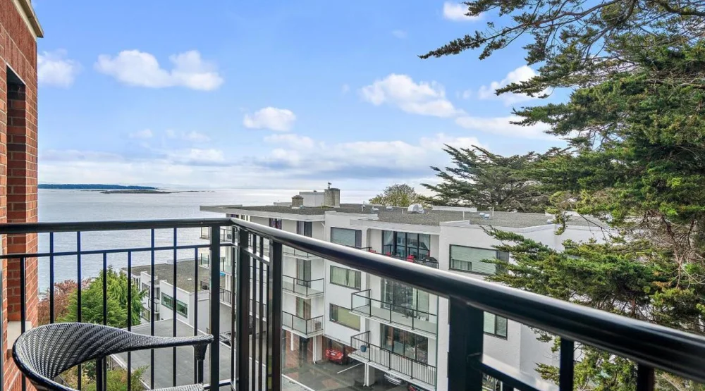 One Bedroom Suite, Partial Ocean View, King at Oak Bay Beach Hotel