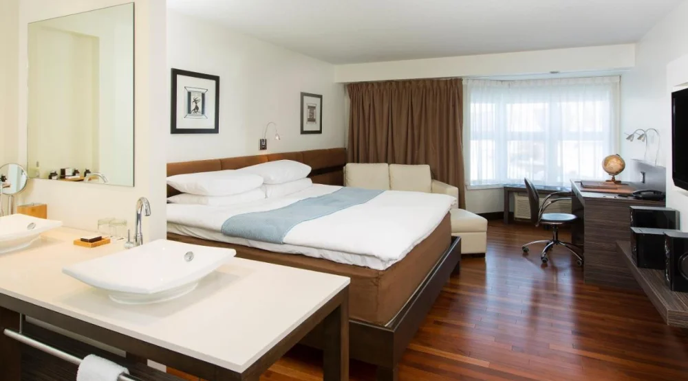 Terzo King at Le Bonne Entente Hotel