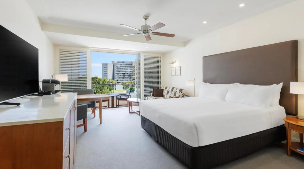 Deluxe Room with One King Size Bed and Spa Bath at Pullman Reef Hotel Casino