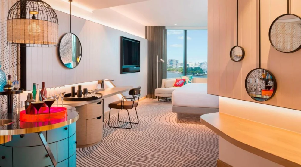 Corner King Room with River View – Premier King at W Brisbane