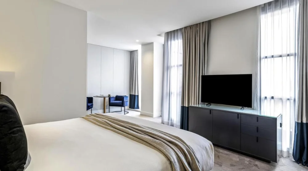 Peppers Premium Deluxe King Room at Peppers Waymouth Hotel