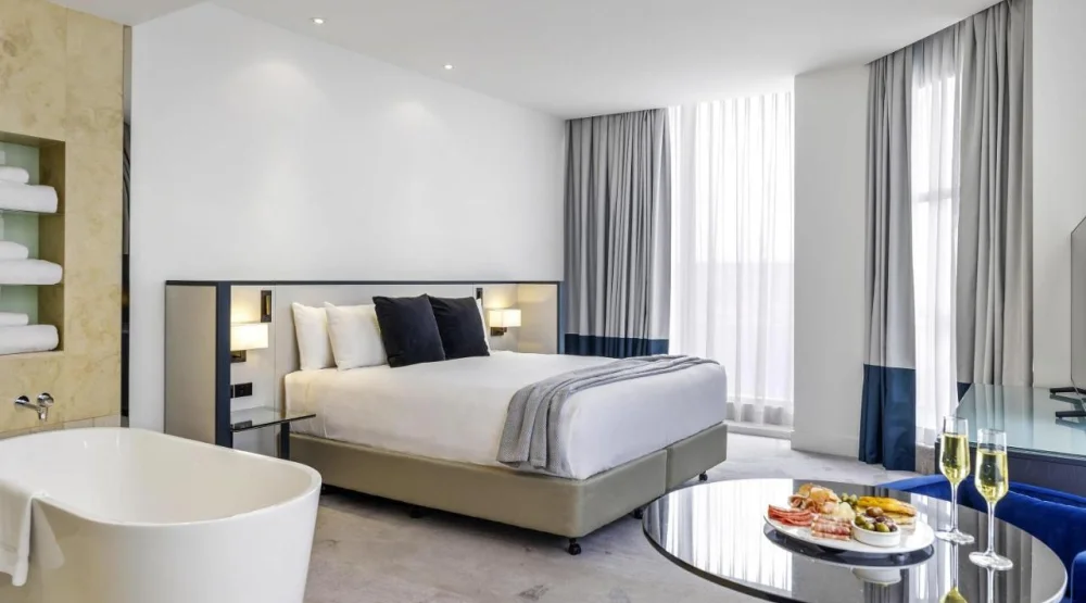 Peppers Premium Deluxe Corner King Room at Peppers Waymouth Hotel