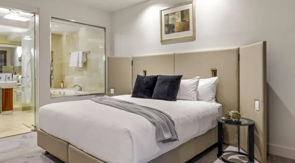 Peppers Deluxe Suite at Peppers Waymouth Hotel