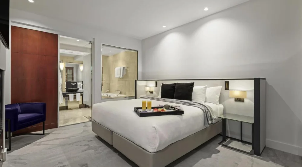 Peppers Premium Deluxe King Suite at Peppers Waymouth Hotel